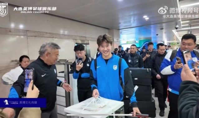 开云官网登录入口-热情！接机的大连球迷为今天满19岁的杨铭锐送蛋糕，祝他生日快乐