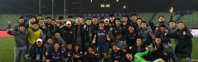 开云app-张外龙的眼泪没白流！保级后他坦言亏欠球员+家人